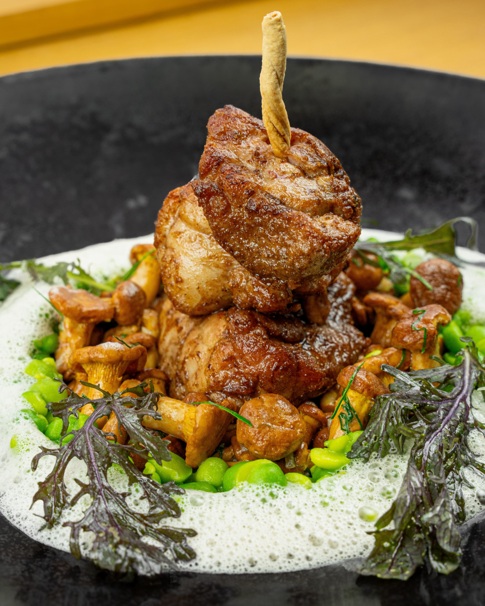 Brochette of crispy and tender veal sweetbread, peas and girolles