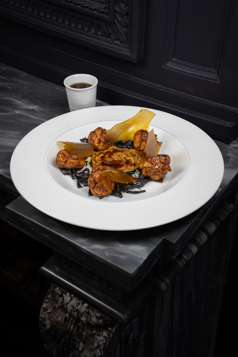 Ris de veau « rissolés-moelleux », un gratin d’épinards et champignons, jus de veau « croustillant »