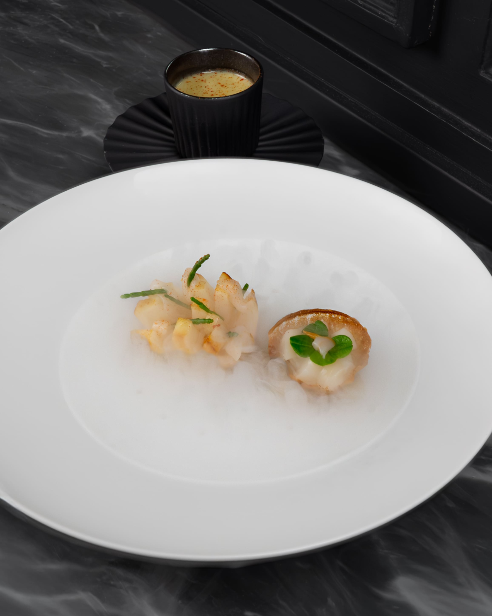 {"fr":"La Normandie autour des Saint-Jacques, un peu de brume","en":"Normandy scallops with \u2018sea foam\u2019","zh":"\u8bfa\u66fc\u5e95\u8584\u96fe\u98ce\u60c5\u6247\u8d1d","ja":"\u30ce\u30eb\u30de\u30f3\u30c7\u30a3\u30fc\u306e\u60c5\u7dd2\u3001\u9727\u3092\u7e8f\u3063\u305f\u30b5\u30f3\u30fb\u30b8\u30e3\u30c3\u30af\uff08\u30db\u30bf\u30c6\uff09","ko":"\uac00\ub9ac\ube44\uc870\uac1c\ub97c \uacc1\ub4e4\uc778 \ub178\ub974\ub9dd\ub514 \ud48d\uacbd\uacfc \uc605\uc740 \uc548\uac1c","ru":"\u041d\u043e\u0440\u043c\u0430\u043d\u0434\u0438\u044f \u0432 \u043e\u043a\u0440\u0443\u0436\u0435\u043d\u0438\u0438 \u0433\u0440\u0435\u0431\u0435\u0448\u043a\u043e\u0432 \u0421\u0432\u044f\u0442\u043e\u0433\u043e \u042f\u043a\u043e\u0432\u0430, \u0432 \u043b\u0451\u0433\u043a\u043e\u043c \u0442\u0443\u043c\u0430\u043d\u0435"}