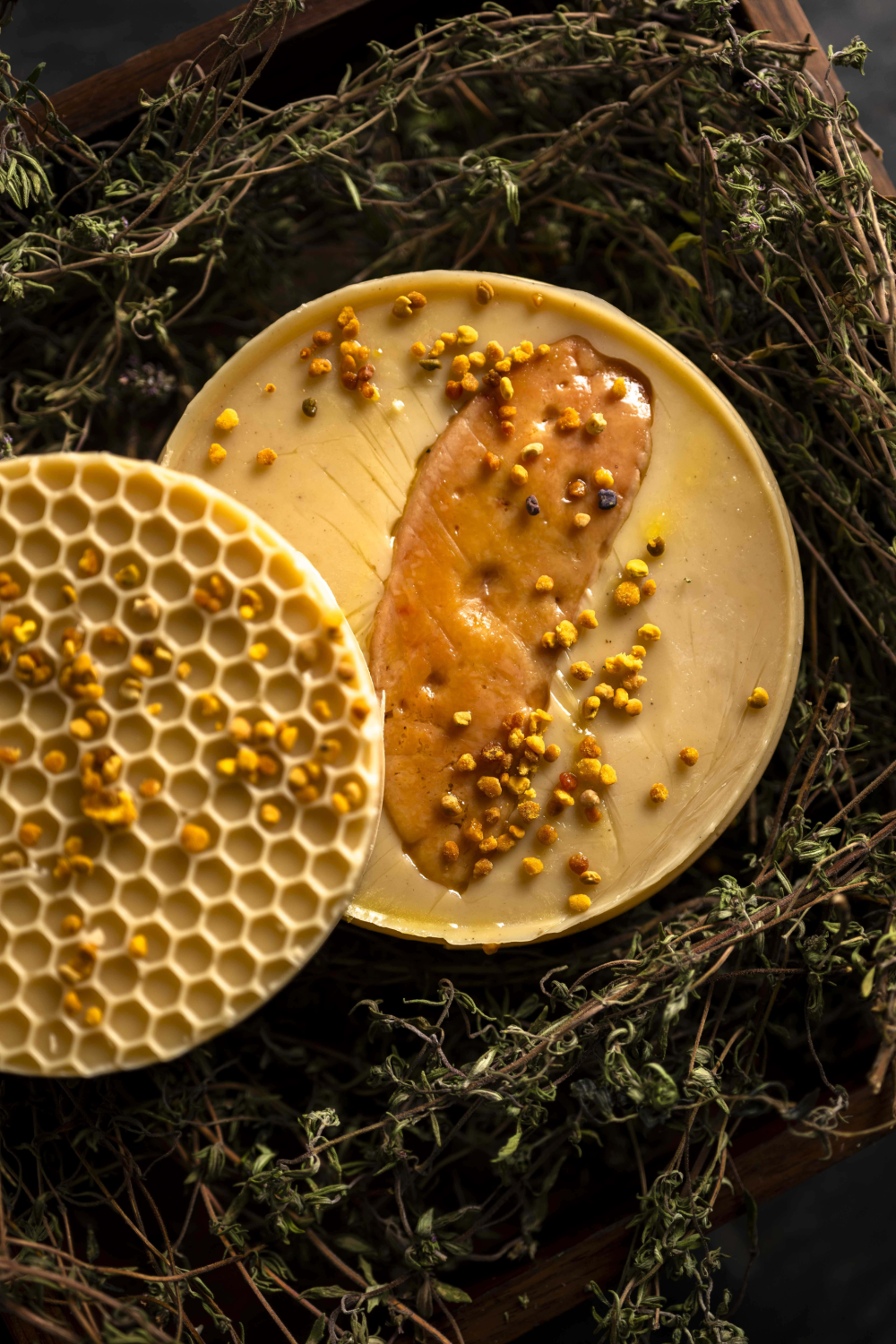 {"fr":"Foie gras de canard \u00e0 la cire d\u2019abeille, une touche de safran et thym","en":"Duck foie gras with beeswax, a pinch of saffron and thyme","zh":"\u8702\u8721\u51dd\u9999\u9e2d\u809d\uff0c\u4f50\u85cf\u7ea2\u82b1\u767e\u91cc\u9999\u6c41","ja":"\u871c\u874b\u3067\u4ed5\u7acb\u3066\u305f\u9d28\u306e\u30d5\u30a9\u30a2\u30b0\u30e9\u3000\u30b5\u30d5\u30e9\u30f3\u3068\u30bf\u30a4\u30e0\u98a8\u5473","ko":"\ubc00\ub78d\uc73c\ub85c \uc870\ub9ac\ud55c \uc624\ub9ac \ud478\uc544\uadf8\ub77c, \uc0ac\ud504\ub780\uacfc \ud0c0\uc784 \ud55c \uc810","ru":"Duck foie gras with beeswax, a pinch of saffron and thyme"}