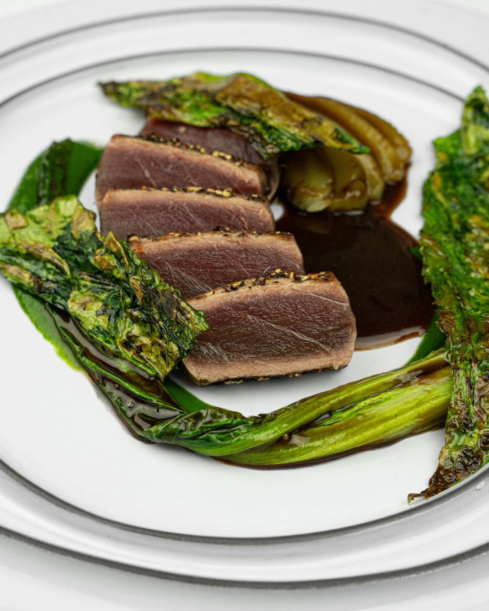 Thon rouge de Méditerranée au poivre de Sarawak, celtuce de la racine à la feuille 210 €