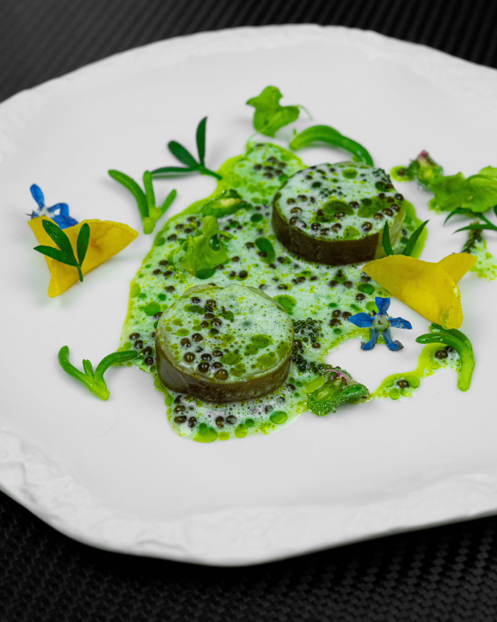 {"fr":"Bar de ligne au caviar, du v\u00e9g\u00e9tal marin","en":"Line-caught sea bass with caviar and sea vegetables","zh":"\u7ebf\u9493\u6d77\u9c88\u9c7c\u914d\u9c7c\u5b50\u9171\uff0c\u4f50\u4ee5\u6d77\u85fb","ja":"\u5929\u7136\u306e\u30b9\u30ba\u30ad\u3068\u30ad\u30e3\u30d3\u30a2\u3001\u6d77\u85fb\u3068\u6d77\u306e\u30cf\u30fc\u30d6\u3092\u6dfb\u3048\u3066","ko":"\ub09a\uc2dc\ub85c \uc7a1\uc740 \ub18d\uc5b4\uc640 \uce90\ube44\uc5b4, \ud574\uc870\ub958\ub97c \uacc1\ub4e4\uc778 \uc694\ub9ac","ru":"\u0421\u0438\u0431\u0430\u0441 \u0441 \u0438\u043a\u0440\u043e\u0439, \u0432 \u043e\u0431\u0440\u0430\u043c\u043b\u0435\u043d\u0438\u0438 \u043c\u043e\u0440\u0441\u043a\u043e\u0439 \u0437\u0435\u043b\u0435\u043d\u0438"}