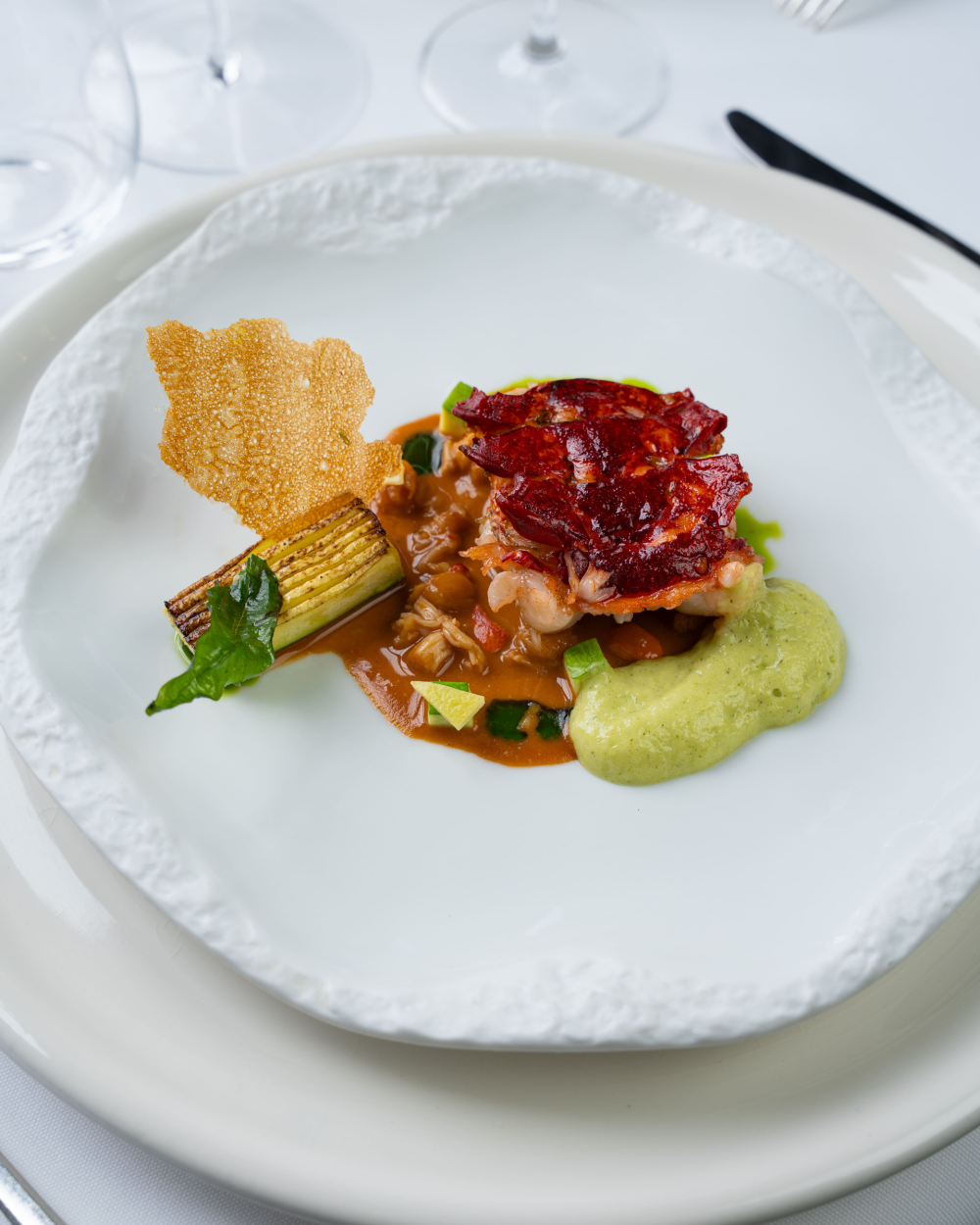 Homard « cruit » sur le corail, courgette violon à la verveine, un « cuir » de homard 220 €