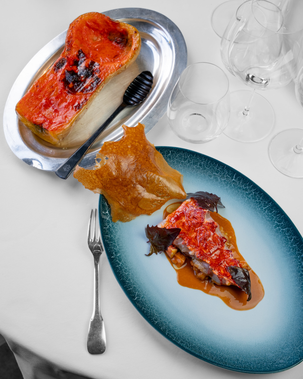 {"fr":"Homard \u00ab cruit \u00bb sur le corail, butternut r\u00f4tie dans les carapaces, un \u00ab cuir \u00bb de homard","en":"\u2019Raw and cooked\u2019 lobster, lobster coral, roasted butternut in lobster shells, lobster \u2018leather\u2019","zh":"\u2019Raw and cooked\u2019 lobster, lobster coral, roasted butternut in lobster shells, lobster \u2018leather\u2019","ja":"\u2019Raw and cooked\u2019 lobster, lobster coral, roasted butternut in lobster shells, lobster \u2018leather\u2019","ko":"\u2019Raw and cooked\u2019 lobster, lobster coral, roasted butternut in lobster shells, lobster \u2018leather\u2019","ru":"\u041b\u043e\u0431\u0441\u0442\u0435\u0440 \u0441\u044b\u0440\u043e-\u0432\u0430\u0440\u0435\u043d\u043d\u044b\u0439 \u043d\u0430 \u043a\u043e\u0440\u0430\u043b\u0435, \u0442\u044b\u043a\u0432\u0430 \u0431\u0430\u0442\u0442\u0435\u0440\u043d\u0430\u0442 \u0437\u0430\u043f\u0435\u0447\u0451\u043d\u043d\u0430\u044f \u0441 \u043f\u0430\u043d\u0446\u0438\u0440\u0435\u043c, \u00ab\u0448\u043a\u0443\u0440\u0430\u00bb \u043b\u043e\u0431\u0441\u0442\u0435\u0440\u0430"}